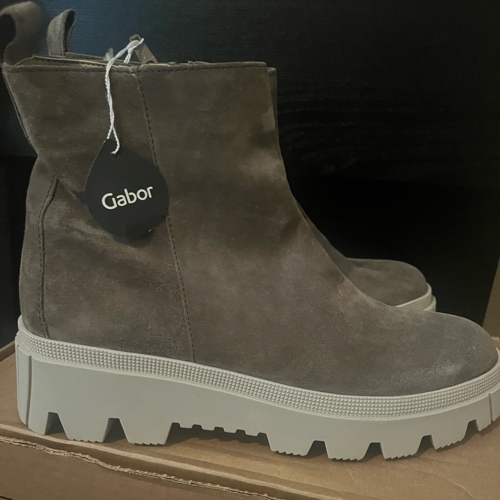 Gabor boots (us8 women’s)